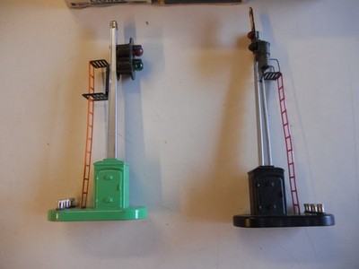 lot of 2 LIONEL #153 AUTOMATIC BLOCK SIGNAL and 151 semaphore w/boxes, repo inst