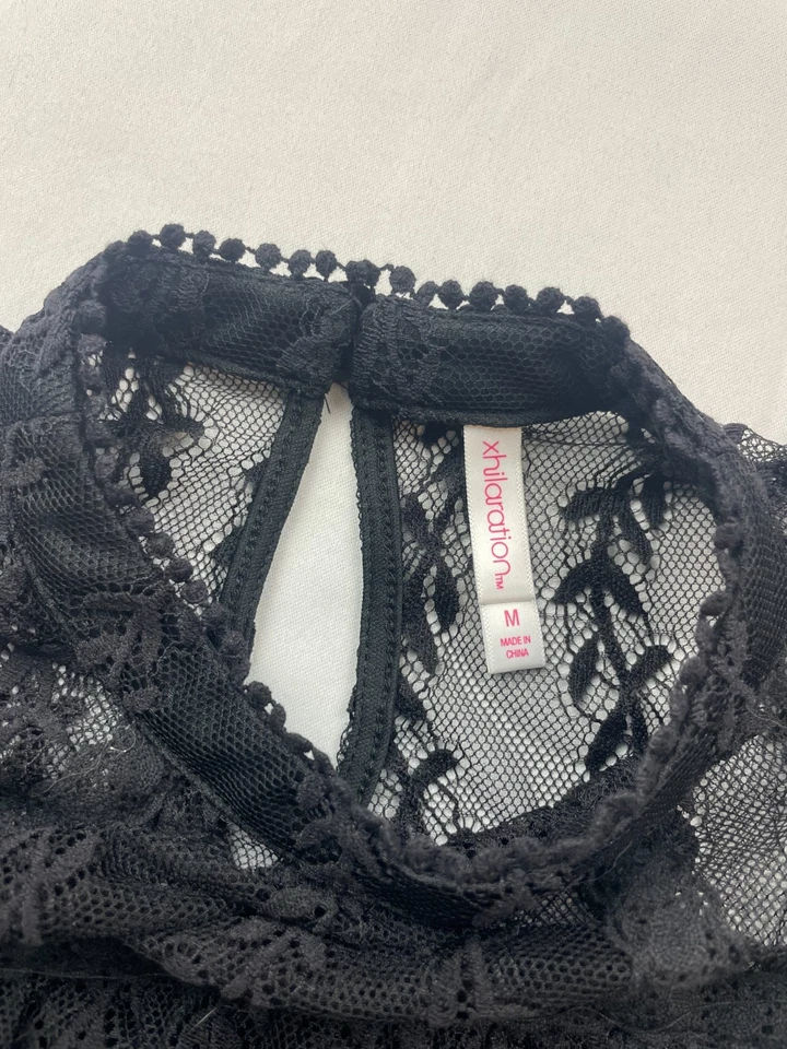 Blusa Xhilaration Negra de Encaje Manga Larga Simulada Cuello Alto Talla M Caprichoso Foto 3 de 4