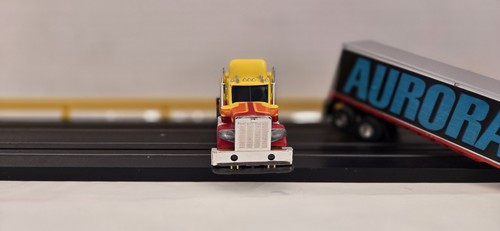 AURORA AFX RIG SEMI CAMIÓN SLOT CAR AÑOS 70 EN NARANJA/AMARILLO, SIN RANURAS - Imagen 7 de 9