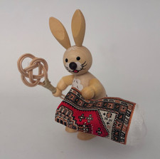 Wagner Osterhase stehend beim Früjahrsputz, Nr. 220 ca. 9cm hoch echt Erzgebirge