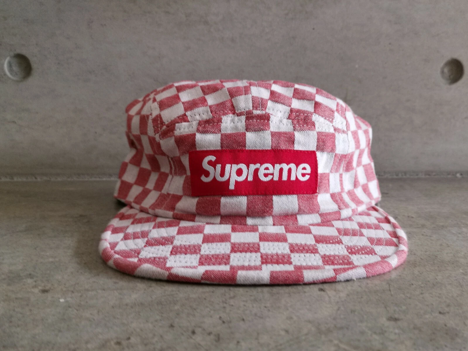 Casquette de camp logo boîte à damier suprême   rouge blanc