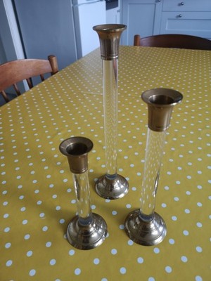 3er Set elegante Kerzenständer. Asymmetrische Höhen. Messing & Transparent Resin.