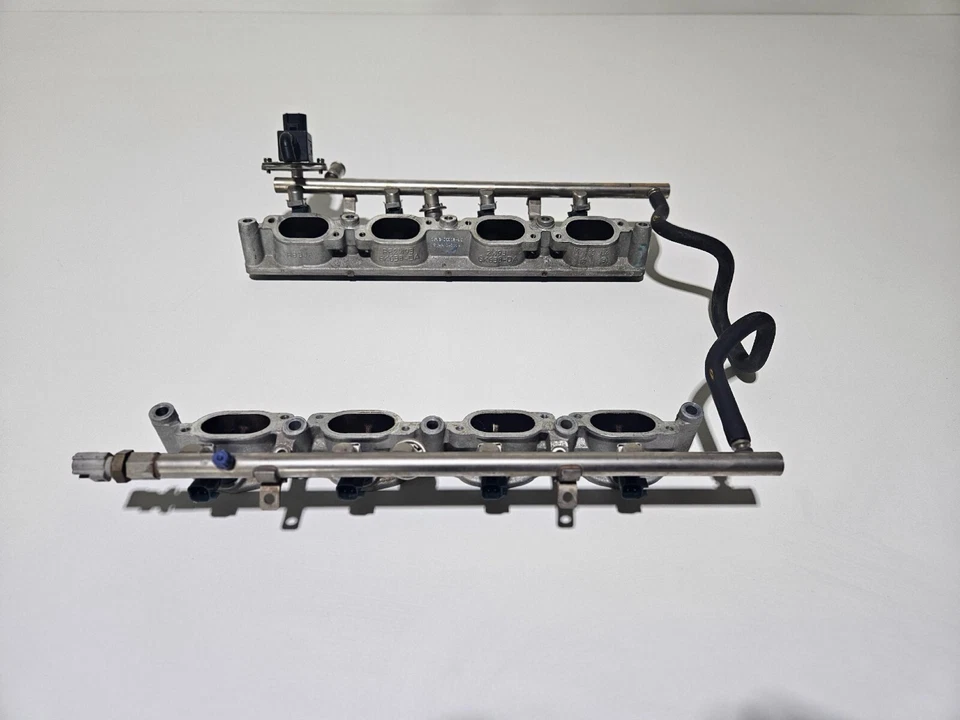 Rieles de combustible sobrealimentados Jaguar XJR con colectores inyectores Foto 3 de 4