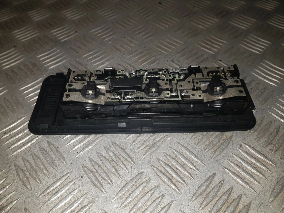 ПЕРЕДНИЙ ВНУТРЕННИЙ ФОНАРЬ НА КРЫШУ BMW Z4 63316962046 M SPORT 2.0P 2008  - Изображение 3 из 4