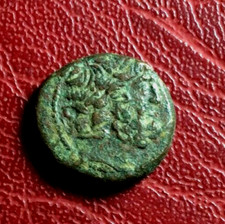 Tête De Zeus Grec / Et Pièce AE19 Assise À Identifier