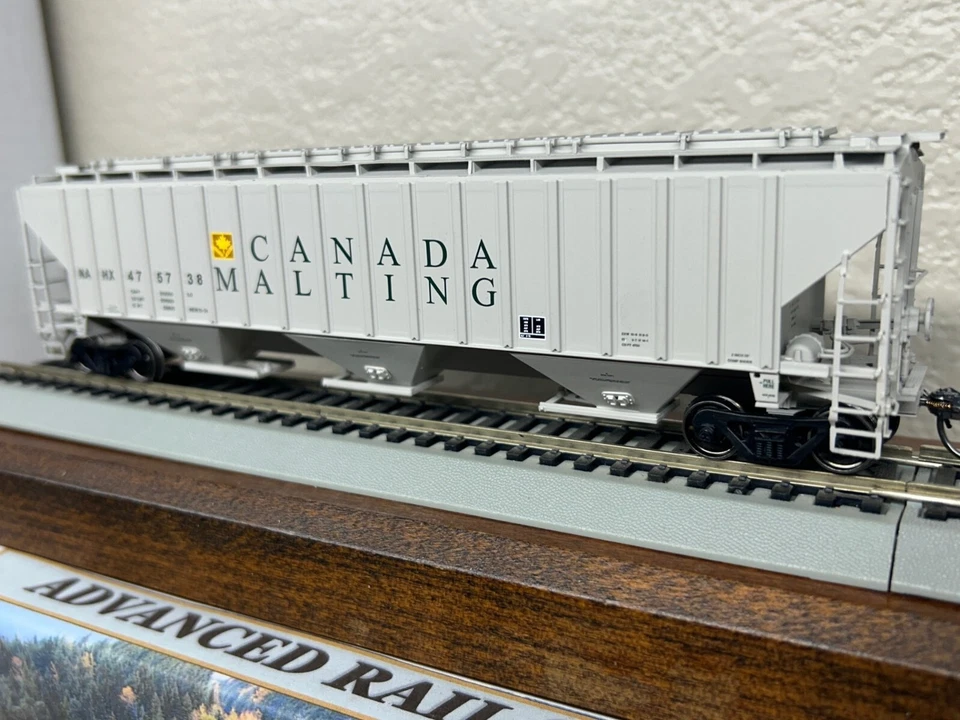 CANADA MALTING  4750 cu ft 18  RIB SIDED COVERED 3-BAY HOPPER CAR- HO Scale NEW - Image 3 of 4