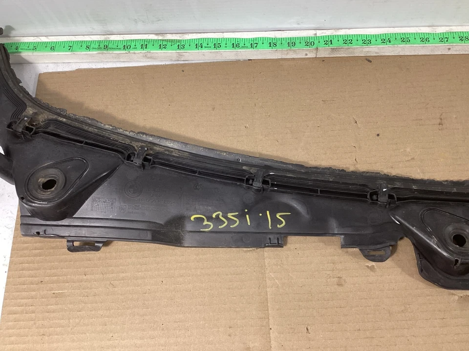 2012 - 2015 BMW 335i Windshield Cowl Grill Trim Cover Panel 7296892 OEM . Foto 2 de 4