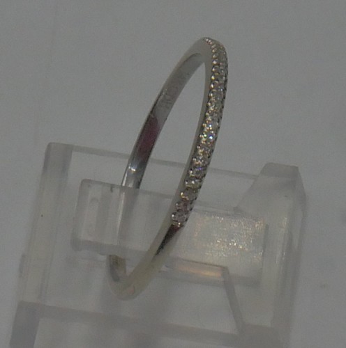 14KT WHITE GOLD THIN BAND WITH 23 DIAMONDS APP 0.10 TOTAL 1.6 GRAMS SIZE 9.25 - Picture 2 of 11