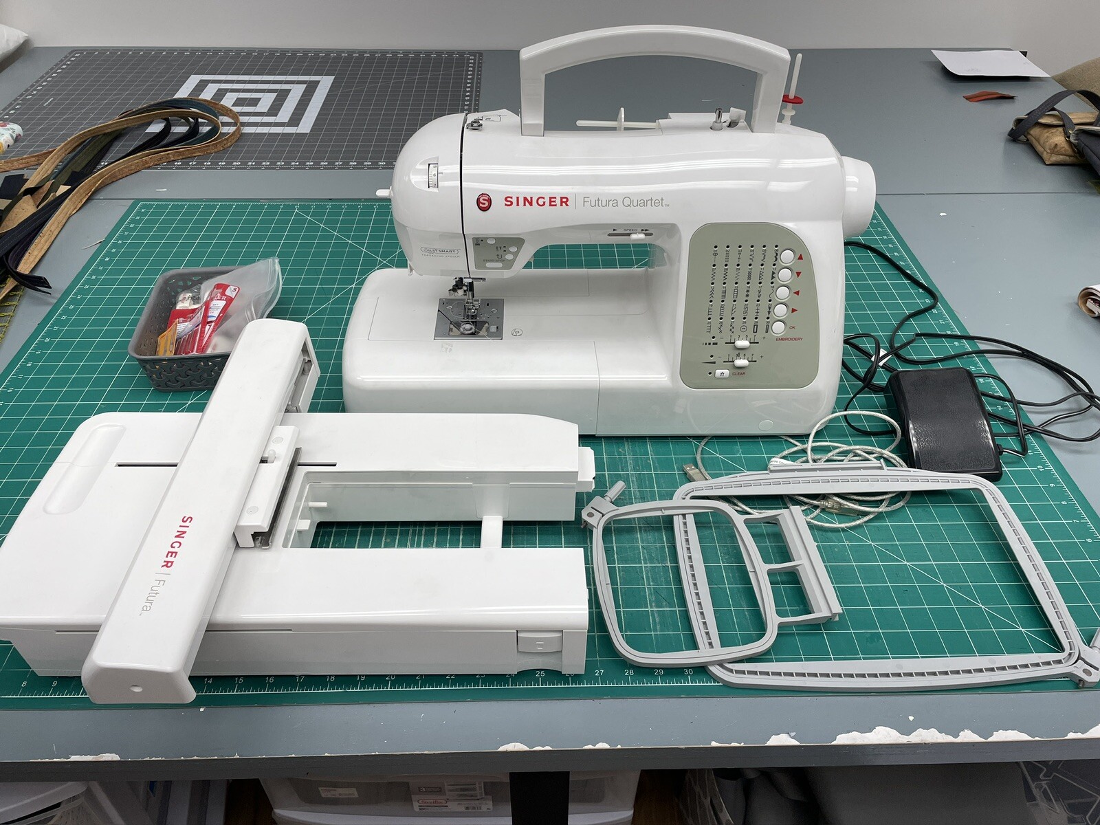 Singer Futura Quartet FQ4 Sewing machine, Embroidery Machine, Serger