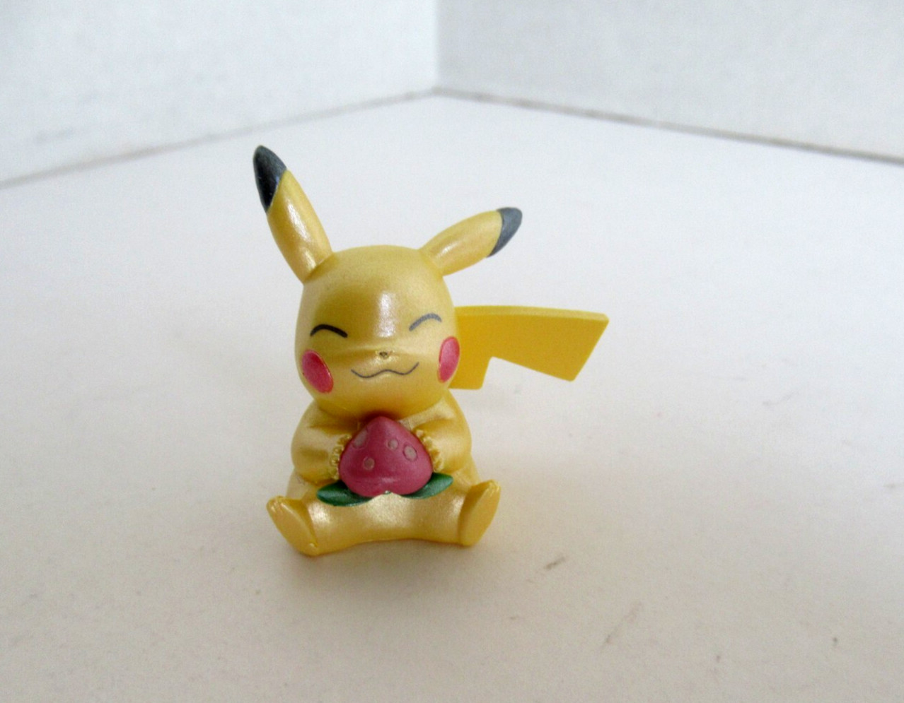#025 Pikachu - con Pecha Berry (Pearly) 2016 T-Arts TOMY