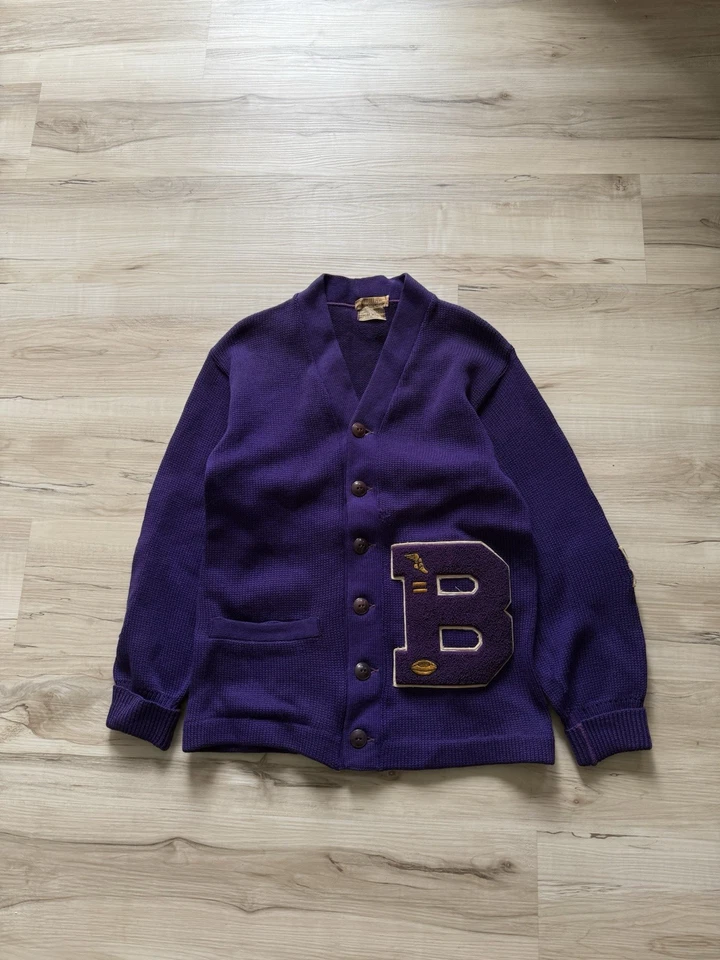 Cardigã suéter vintage anos 40/50 lã roxa Varsity corrente Brownsburg costurada - Imagem 2 de 4