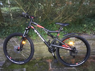Mountainbike BTWIN mit Helm, Schloss, Schutzblech; Top Zustand; Rahmengröße L