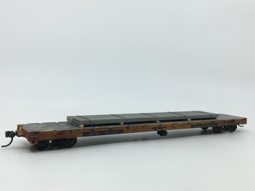 Tren remolque HO Roundhouse TTX 60’ vagón plano MTTX #98108 con carga personalizada DESGASTADO | Condition: Used