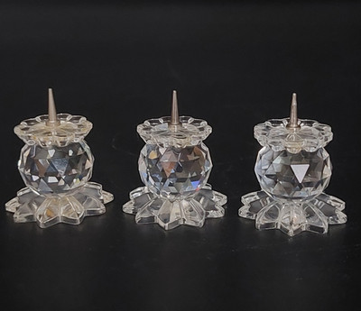 DREI SWAROVSKI 131 KERZENSTÄNDER MIT SPITZEM SOCKEL (1978 - 1989) - 010042