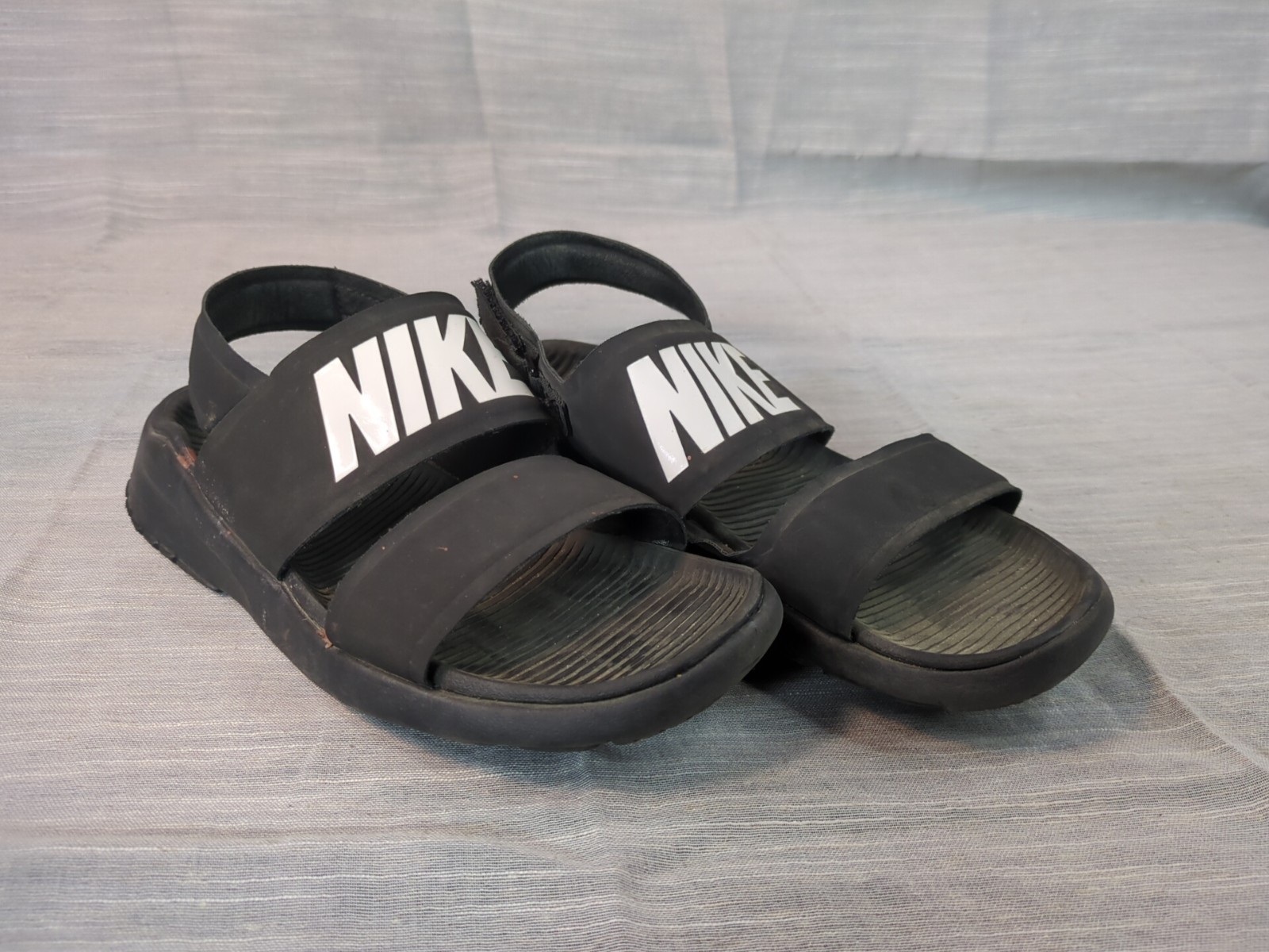 SAOLA Nike Tanjun sandalo nero bianco 882694 001 donna taglia 7 SUOLA NERA da passeggio