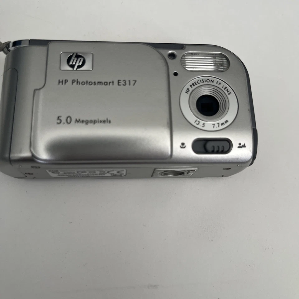 HP PhotoSmart E327 5.0MP Digital Camera - Silver - Image 2 of 3
