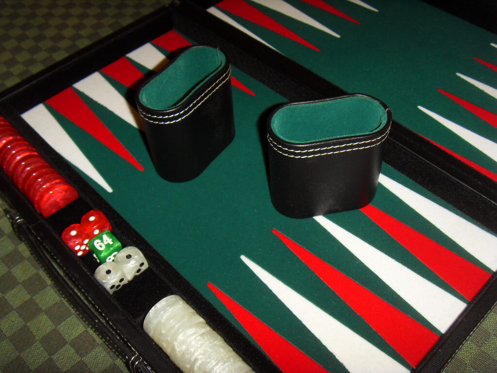 Ancien Backgammon - Feutrine Rouge/Blanc/Vert - Dés Nacrés Et Videau - Cuir