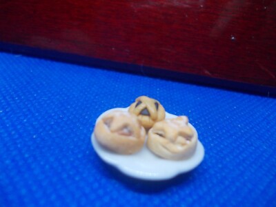 3 MINCE PIES AUF EINEM TELLER FÜR EINE PUPPENSTUBE