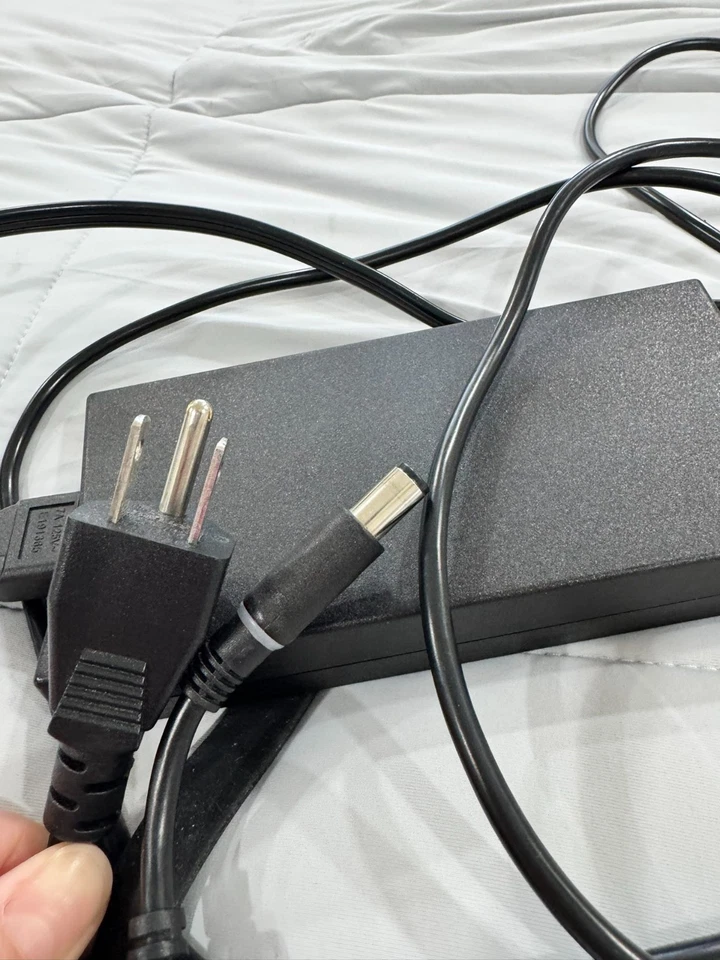 Estación de acoplamiento universal Dell D6000 con adaptador de CA de 130 W DisplayLink USB-C/USB 3.0 Foto 2 de 4