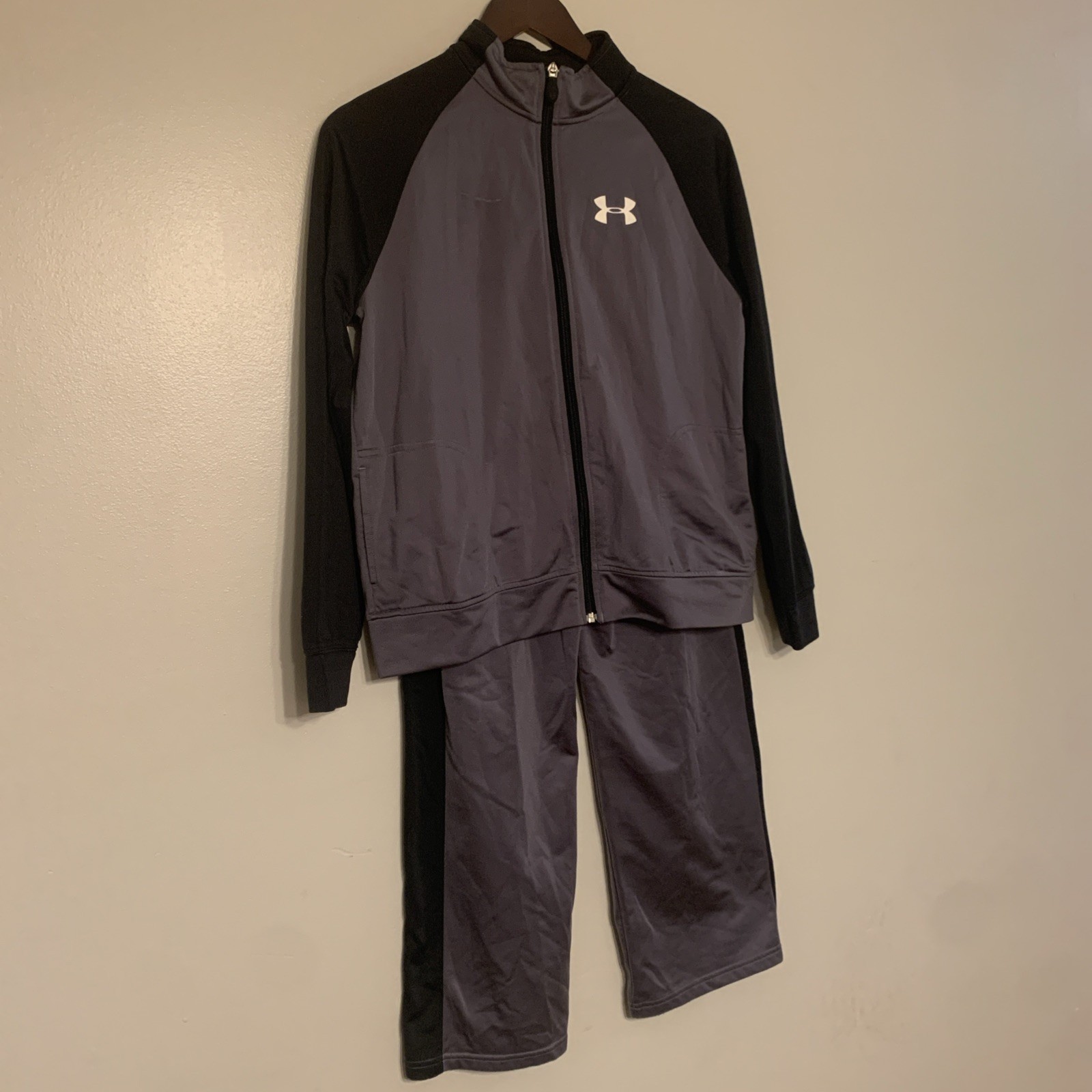 YOUTH SIZE LARGE LOOSE FIT UNDER ARMOUR JOGGING SUIT Black a