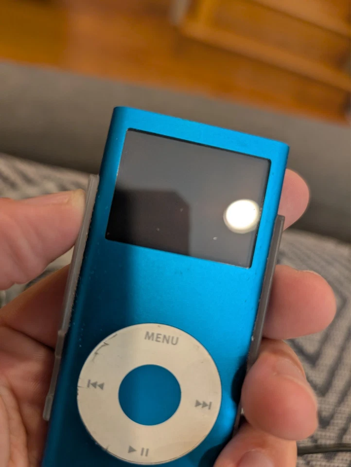 Paquete de transmisor FM iPod 4 GB azul y Monster Foto 2 de 3