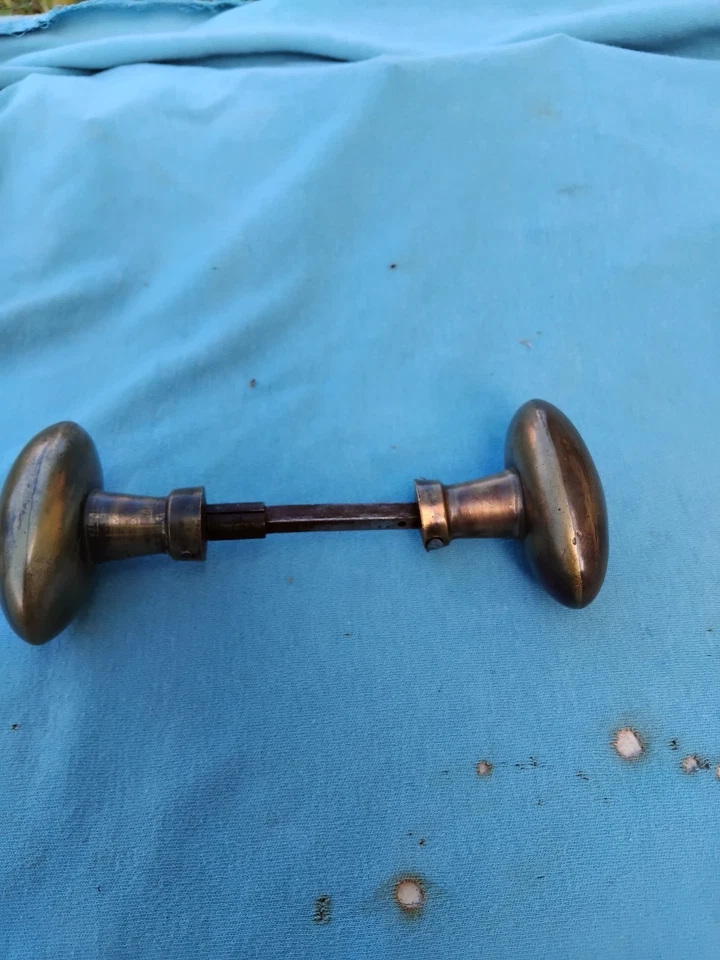 ancienne poignée de porte ovale en bronze ou laiton napoléon III carré de 6 mm - Photo 3/3