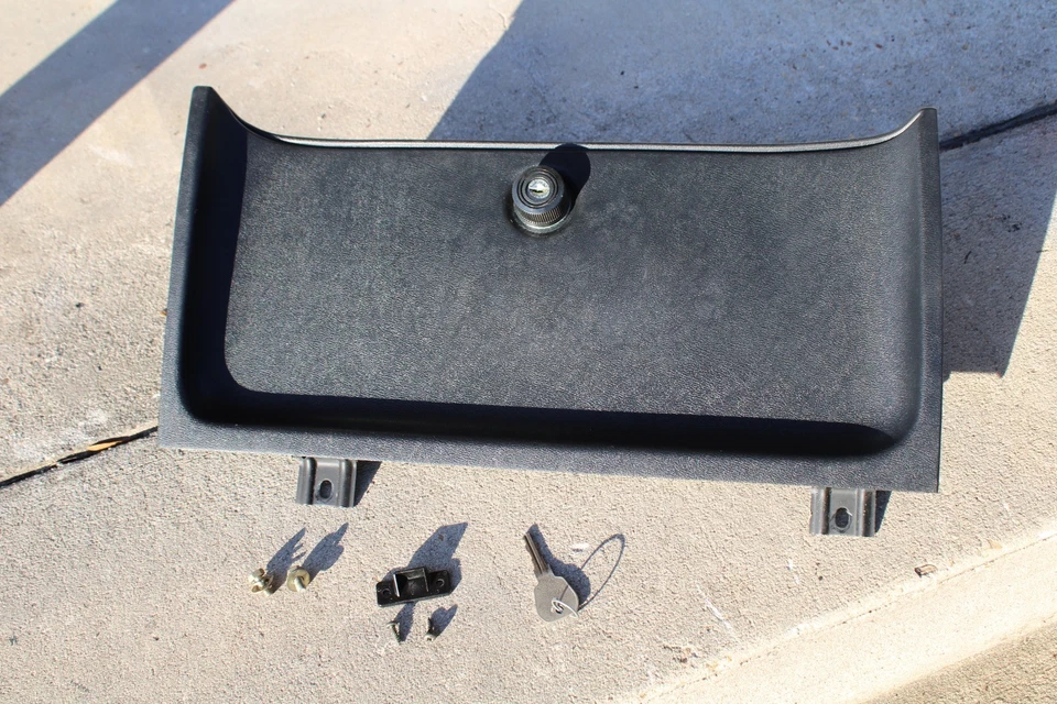 1975 1976 1977 Mercury Capri Glove Box Door, w/striker and latch, W/ AC Dash mtd Foto 4 de 4