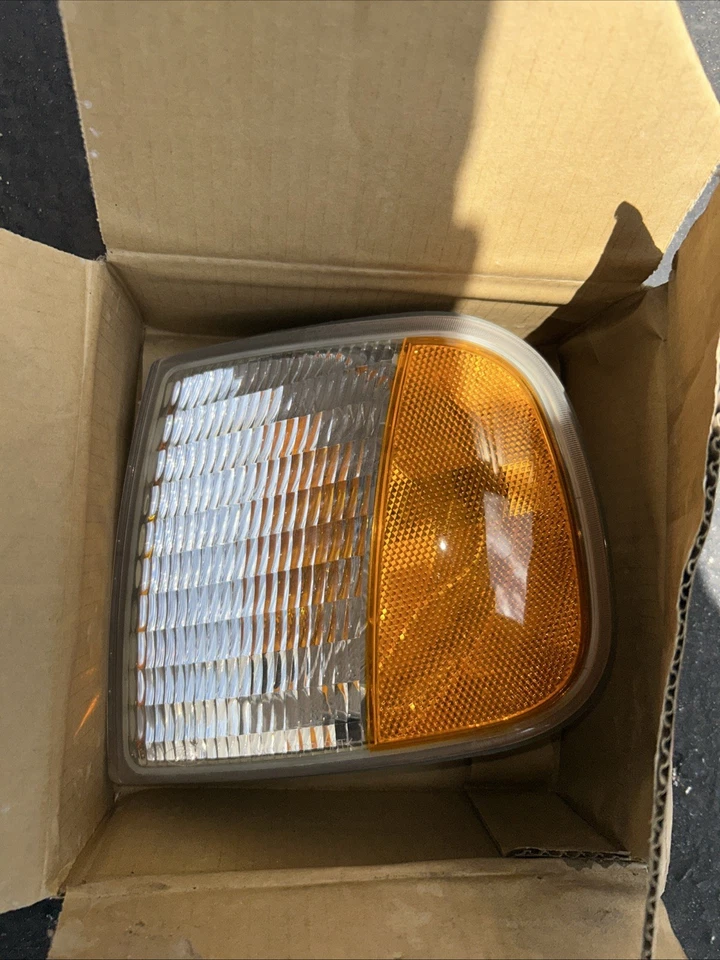Новая передняя габаритная лампа со стороны водителя для Ford Expedition 1997-2003 - Изображение 3 из 3