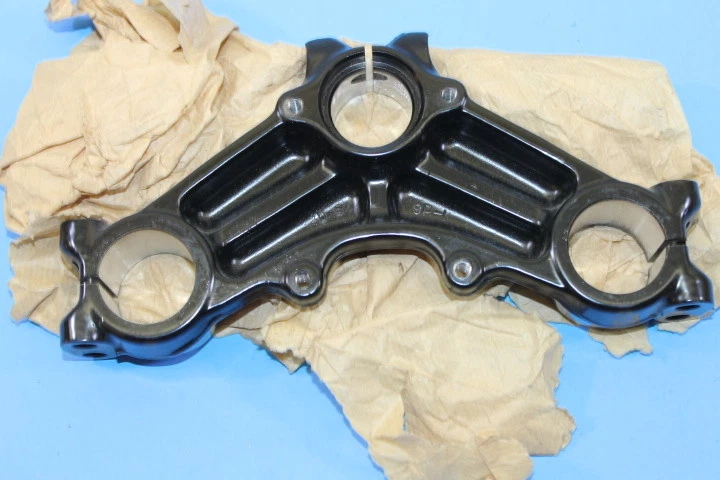 PIEZA DE SOPORTE INFERIOR YAMAHA 1976 YZ100 NOS# 1G8-23345-L0-98 Foto 4 de 4