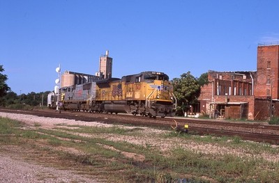 JS Original Slide UP Union Pacific SD70Ace #8421+2 mit Zug - Topeka KS 2013