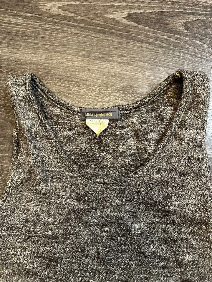 Camiseta sin mangas vintage A. ISSEY MIYAKE borde crudo mezcla de lana marrón Foto 3 de 4