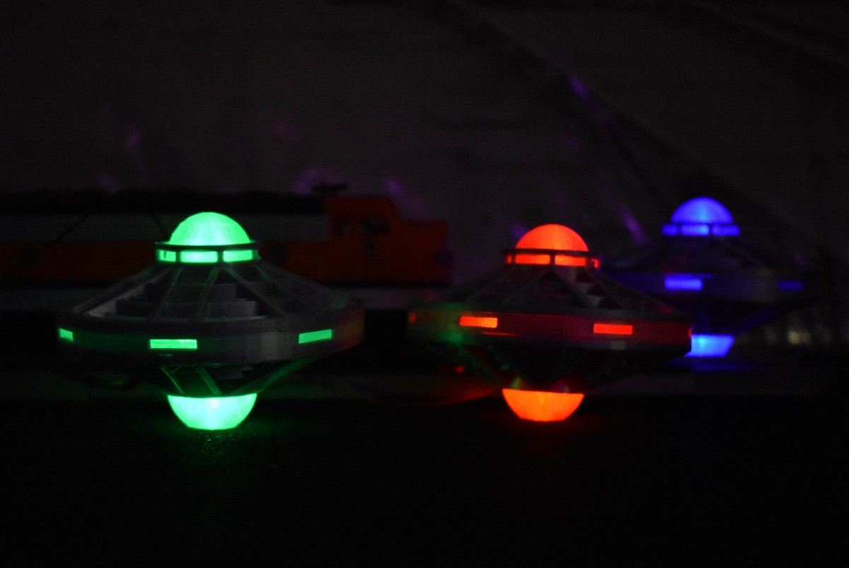HO 1:87 Scale AREA 51 SpaceShip UFO Flying Saucer LED BLUE Orb