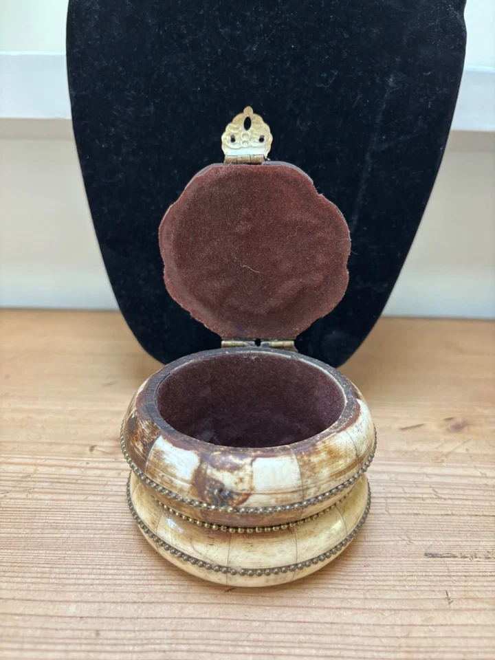 VINTAGE CAMEL BONE SUDHA ORNATE TRINKET BOX DOMED LID BRASS HINGES VELVET LINED - Image 3 of 3
