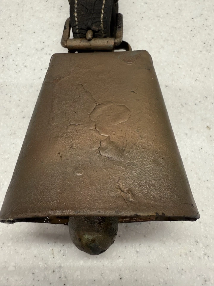 Antiguo cencerro de granja vintage con correa de cuero rústico primitivo hierro plegado Foto 2 de 4