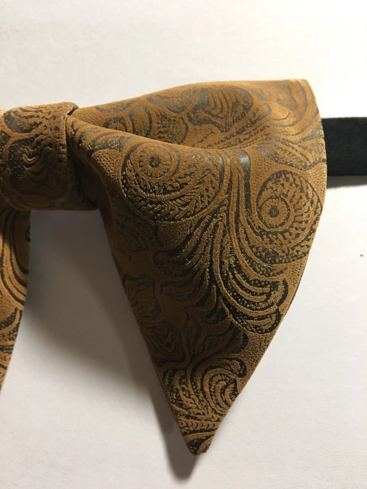 Pajarita hecha a mano de cuero sintético marrón estilo vintage años 70 pajarita ajustada Foto 2 de 3