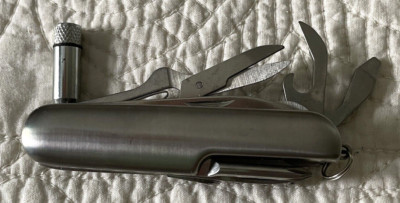 MULTI-USE POCKET KNIFE WITH FLASHLIGHT