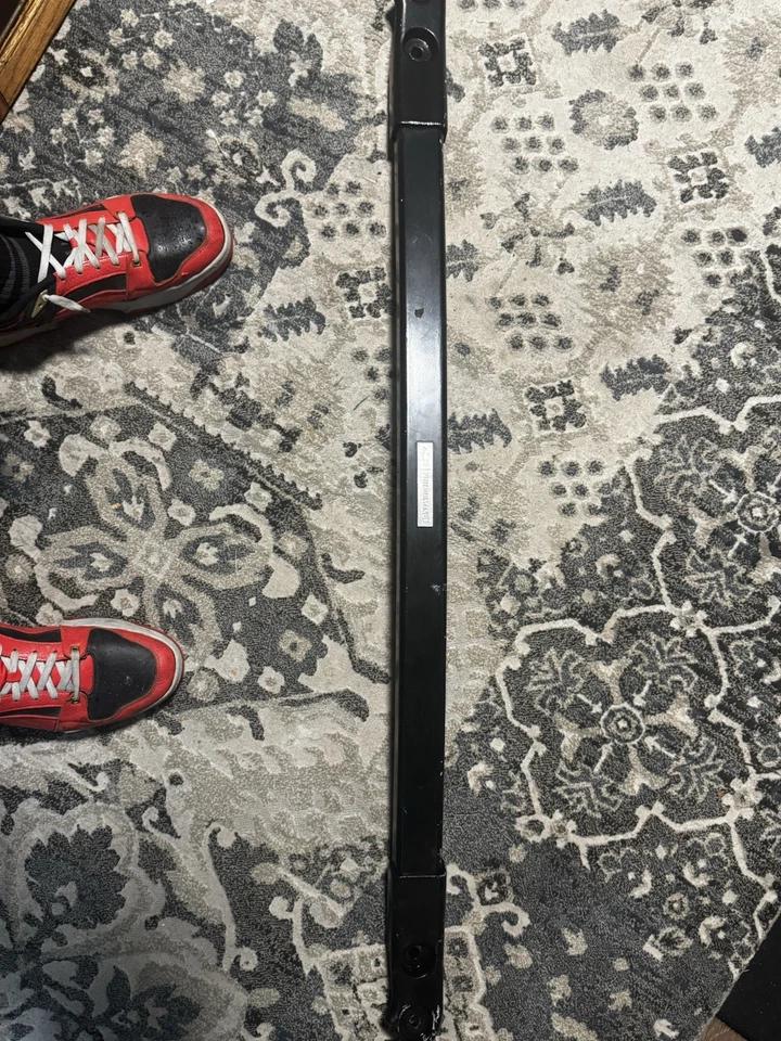 Chevrolet Camaro SS 2016-2024 6,2 L soporte de torre de puntal negro 84247228 OEM GM Foto 2 de 4