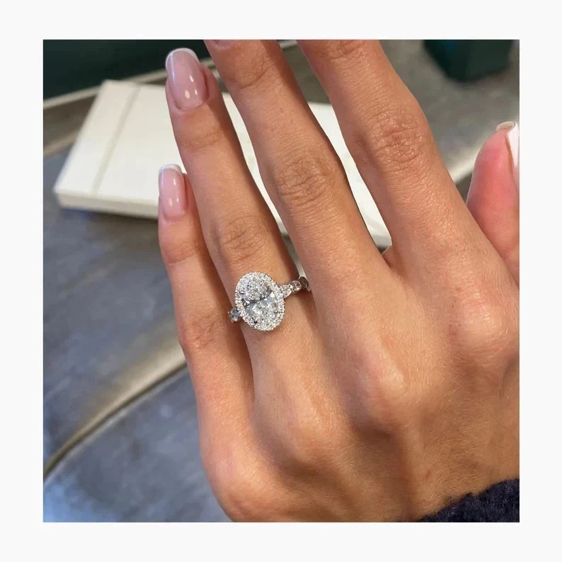 Anillo de compromiso de oro blanco de 14 k con halo de diamantes cultivados en laboratorio G/VS1 de corte ovalado de 2,30 quilates Foto 3 de 4