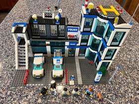 LEGO City: Police Station (7498), Retired Complete w/ Manual, Minifigs & Box, 