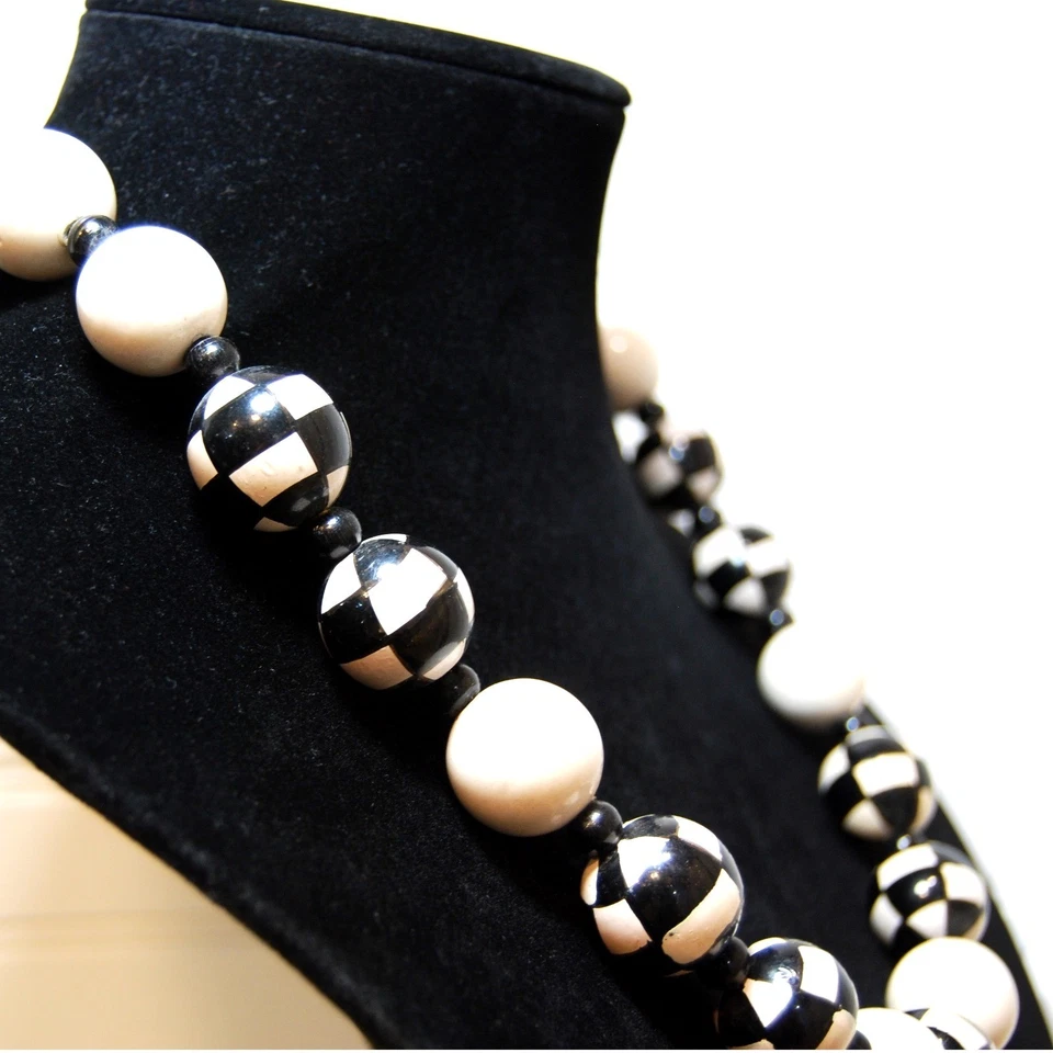 Collar grueso vintage negro blanco cuentas de madera a cuadros pintado a mano Foto 2 de 4