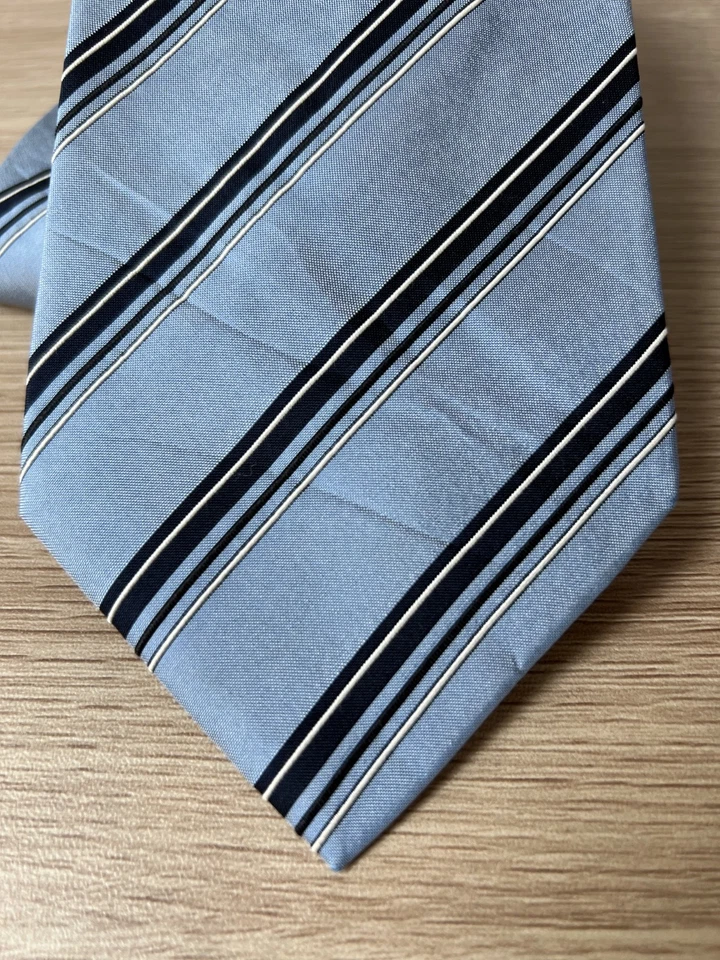 Corbata de diseñador Banana Republic diseño a rayas azul y blanco seda y algodón Foto 2 de 4