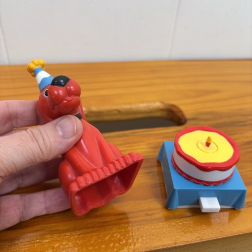Vintage 2001 CLIFFORD The Big Red Dog Cake Topper and Little Birthday Cake 2pc - Picture 5 of 7