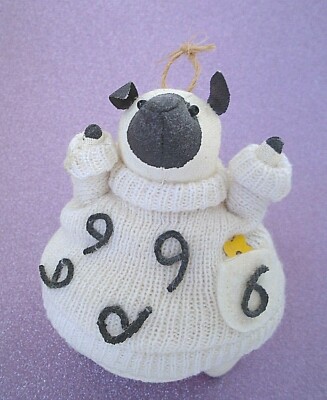 Stofftier dickes Schaf im Rollkragen Pullover Ornament