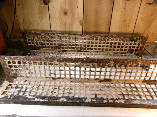2 antike Eck-Wand-Bodenroste aus Metall Unikat