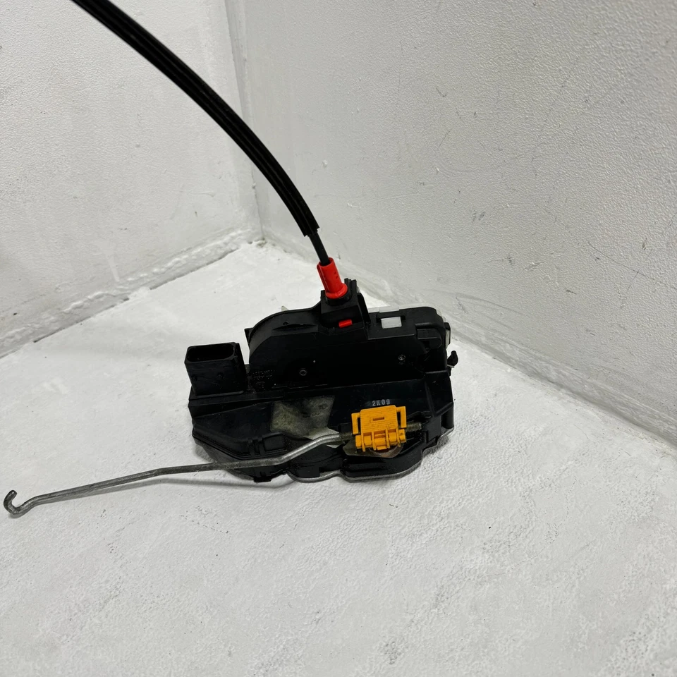 Chevrolet Sonic 2014-2020 actuador de bloqueo de pestillo de puerta de pasajero delantero derecho OEM Foto 3 de 4