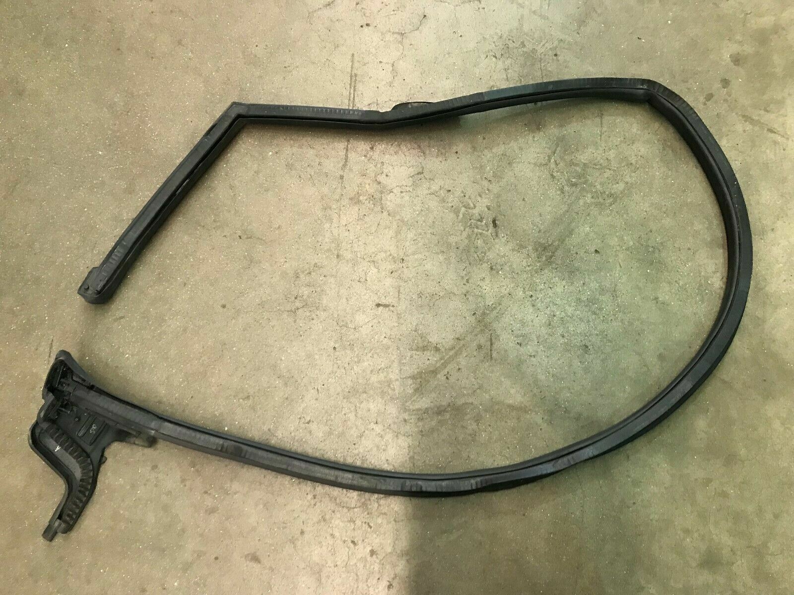 LAMBORGHINI GALLARDO SPYDER DRIVER LEFT DOOR STRIP SEAL GASKET OEM 407831707A