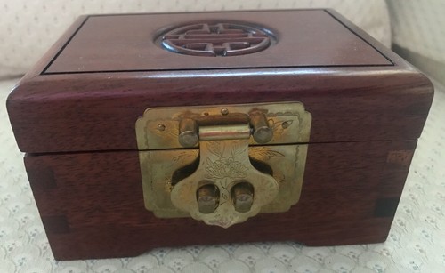 Eine schöne kleine Holzkiste mit geometrischem Muster oben drauf-? Redwood/Mahagoni