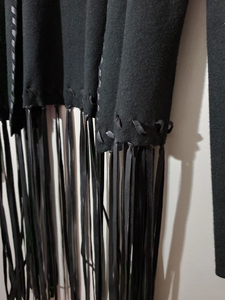 Nieman Marcus Cárdigan Pequeño Negro Con Flecos Largos Imitación Cuero Foto 3 de 4