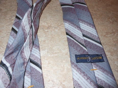 Vintage JOHNNY CARSON DESIGNER Men's Stripe Necktie 95% Polyester & 5% Silk - Picture 6 of 8