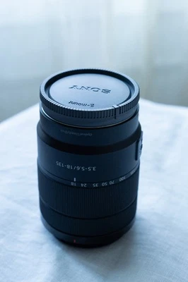 Objectif Sony 18-135mm f3.5-5.6 OSS E-mount - comme neuf - Photo 1/4